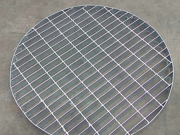 Irregular steel grating