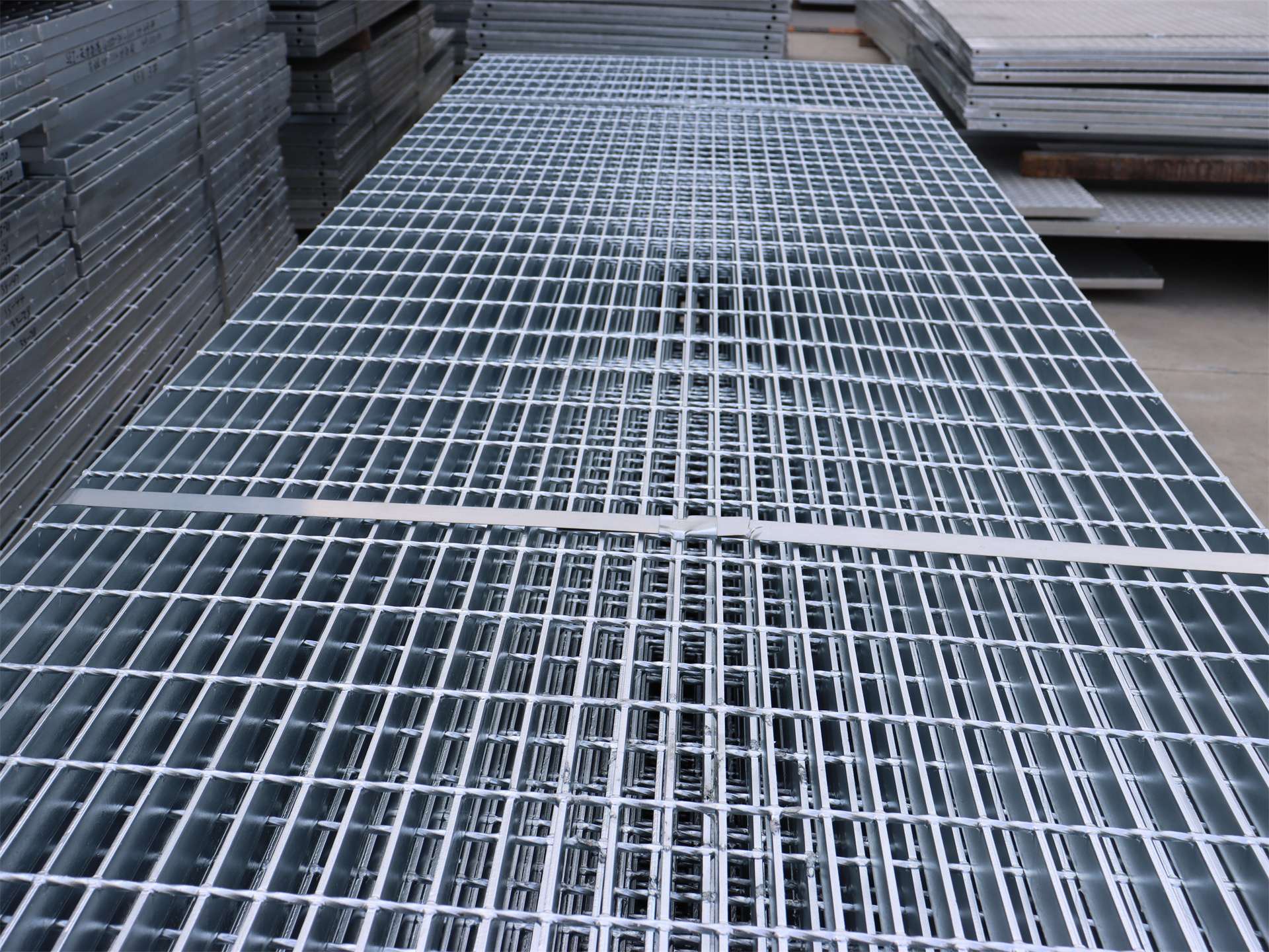 Galvanized steel grating