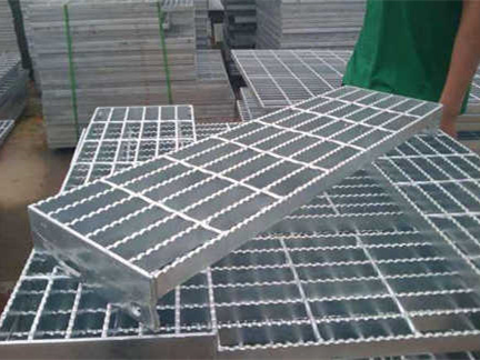 Toothed steel grating