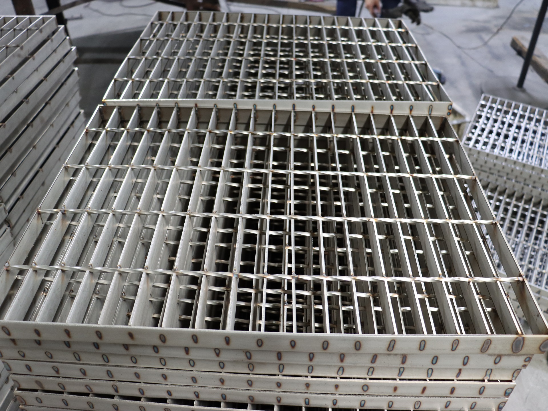 Steel grating